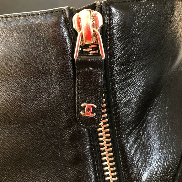 CHANEL calfskin leather booties with gold heel - Picture 4 of 8